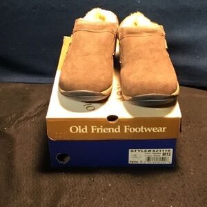 Old Friend Footwear “Alpine II” slippers.
Handmade
Like new in box
Men’s 13